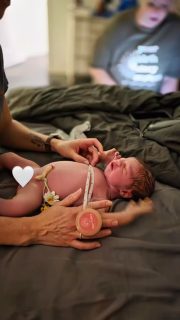 Newborn exam done right next to you in your bed. These are the moments we live for! After the rush and excitement of birth, the calm and still moments of that initial breastfeeding, and then whenever you are ready we get to look at every little detail of this little miracle 🧡  #newbornexam #bedside #homebirth #waterbirth #sunvalleybirth